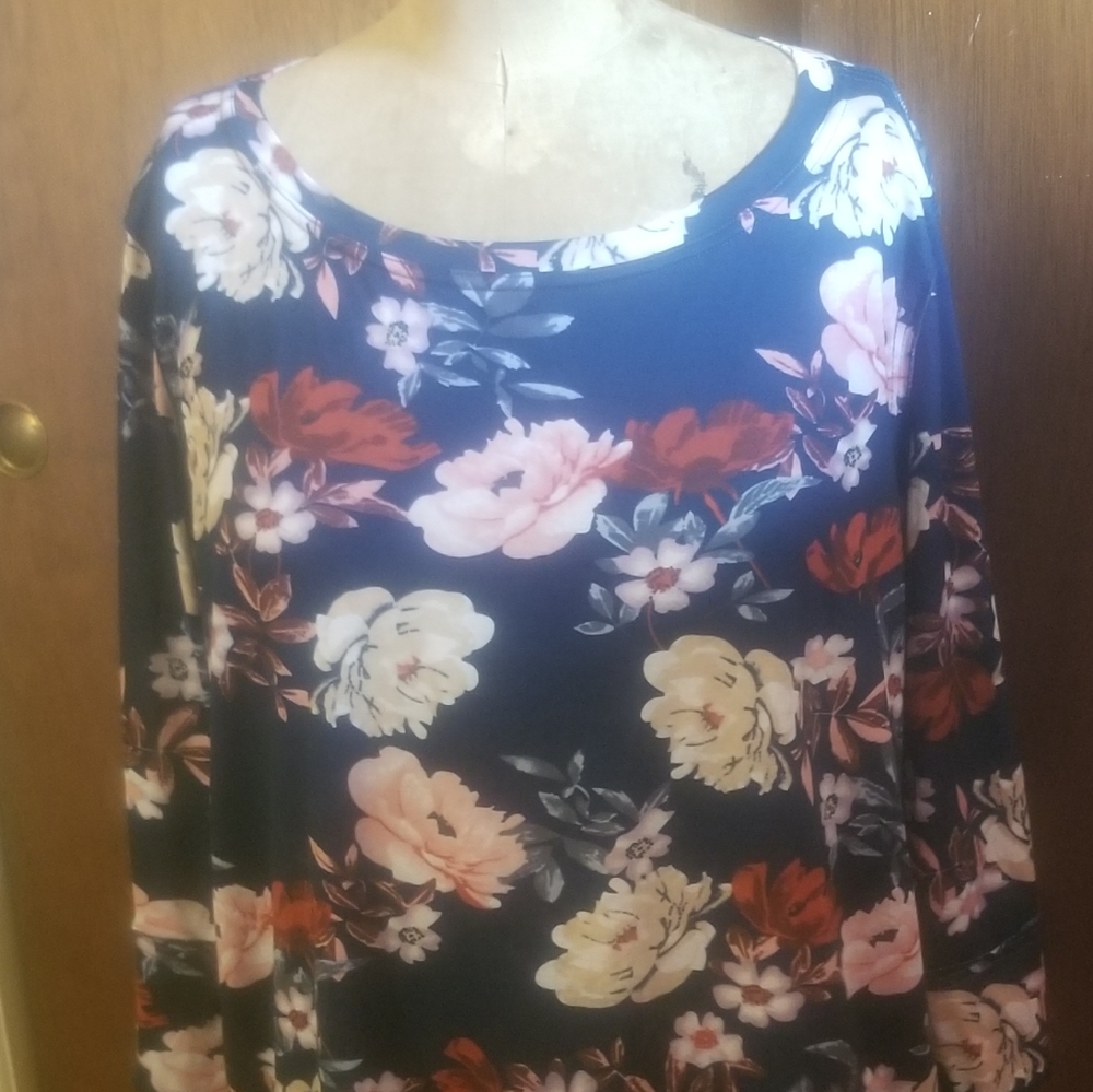 Suzanne Betro 3x Blue Floral Top NWT